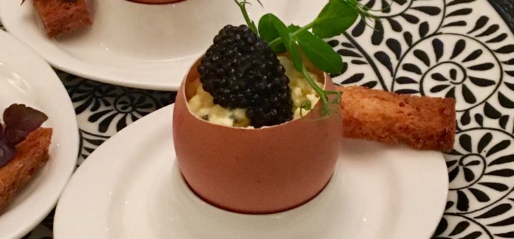 Brouillade d’oeufs parfumée à la truffe et quenelles de Caviar