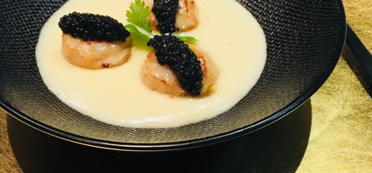 St Jacques poêlées et quenelles de caviar sur mousseline de topinambours