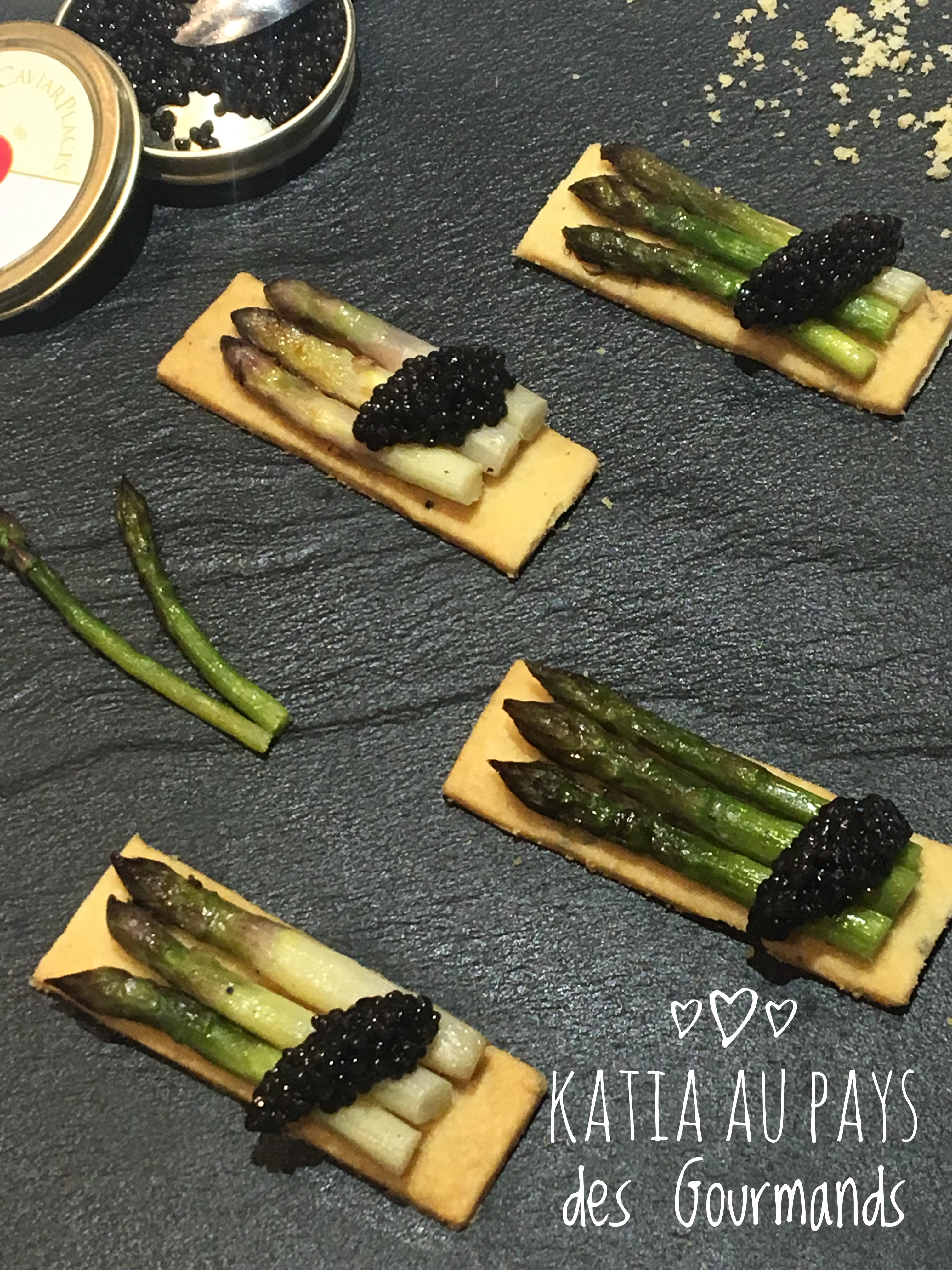 Mini Asperges rôties et quenelles de caviar sur sablés