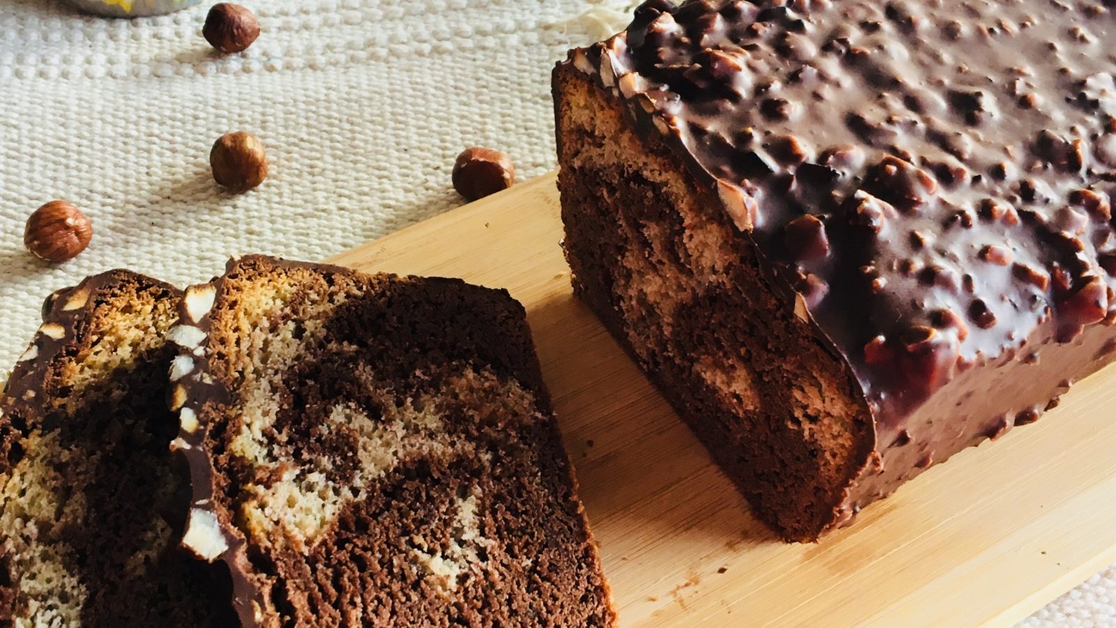 Gateau Marbre Nappe De Chocolat Noisette Facon Ferrero Rocher Katia Au Pays Des Gourmands