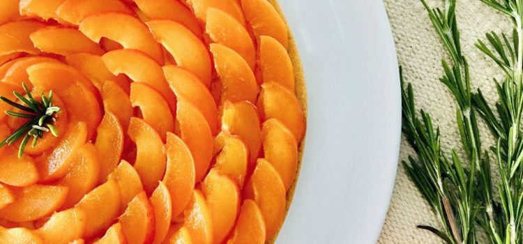 Tarte aux abricots et crème au romarin